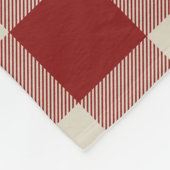 Maroon und Beige Buffalo Karo Monogram Fleecedecke (Ecke)
