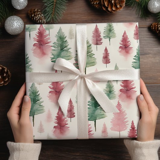 Maroon und Dark Green Pine Tree Geschenkpapier