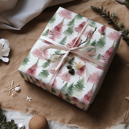 Maroon und Dark Green Pine Tree Geschenkpapier