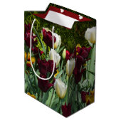 Maroon und Gelbe Tulips farbenfrohe Blumen Mittlere Geschenktüte (Rückseite Schrägansicht)