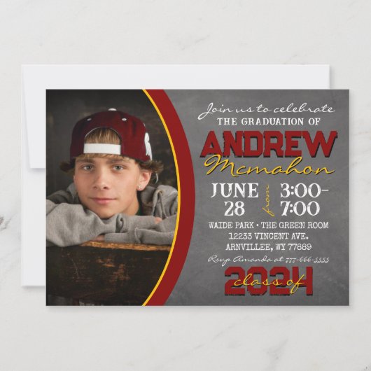 Maroon und Gold Chalkboard Abschluss Einladung (Vorderseite)