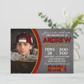 Maroon und Gold Chalkboard Abschluss Einladung (Stehend Vorderseite)