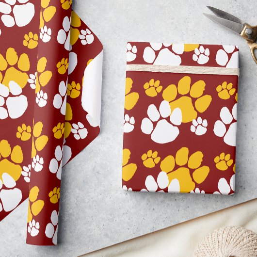 Maroon und Gold Pawprint Geschenkpapier