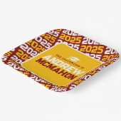 Maroon und Gold Personalisierter Abschluss Pappteller (Gewinkelt)