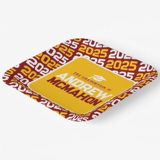 Maroon und Gold Personalisierter Abschluss Pappteller (Gewinkelt)