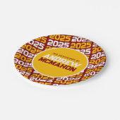 Maroon und Gold Personalisierter Abschluss Pappteller (Schrägansicht)