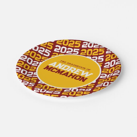 Maroon und Gold Personalisierter Abschluss Pappteller (Schrägansicht)