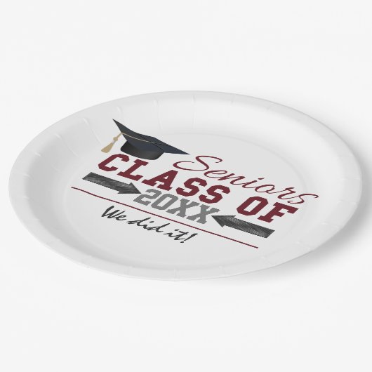 Maroon und Gray Graduation Party Plate Pappteller (Schrägansicht)
