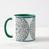 Maroon- und grünes geometrisches Muster-Mug Tasse (Links)