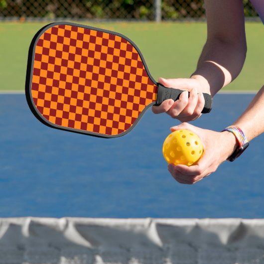 Maroon und Orange Checkered Vintag Pickleball Schläger (InSitu)