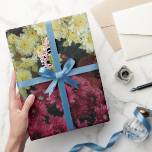 Maroon und Weiße Mums Blüte Geschenkpapier