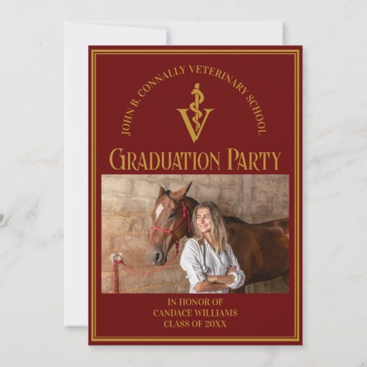Maroon Veterinary School Foto Graduation Party Einladung (Vorderseite)