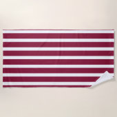 Maroon & White Cabana Streifen Strandtuch (Vorderseite)