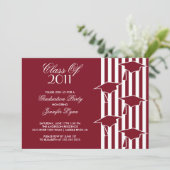 Maroon & White Grad Hats Abschluss Einladung (Stehend Vorderseite)