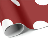 Maroon White Medium Polka Dots Geschenkpapier (Rolleneckpunkt)