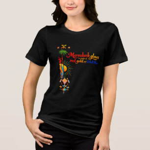 Marrakech Glows – Lebendiges Marokkanisches Kunst- Tri-Blend Shirt