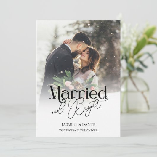 Married and Bright Newlywed Christmas Card Einladung (Stehend Vorderseite)