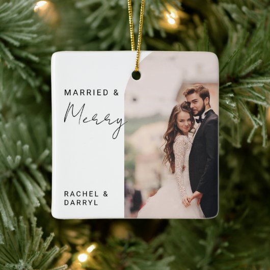 Married and Merry Photo Minimal Script Elegant Keramikornament (Baum)