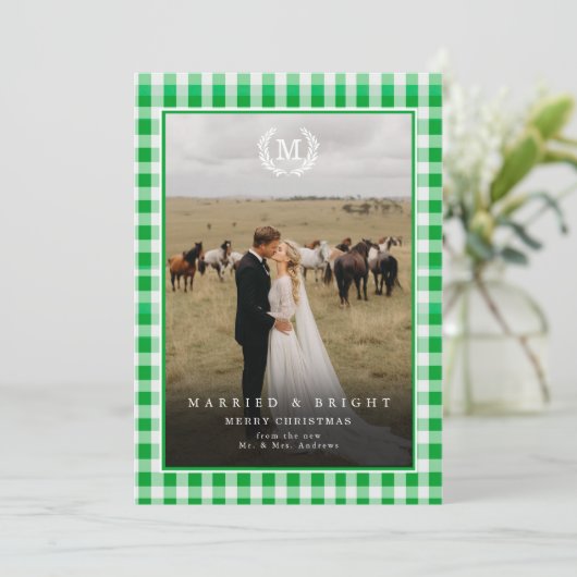 "Married & Bright" Gingham Monogram Crest 2 Photo Dankeskarte (Stehend Vorderseite)