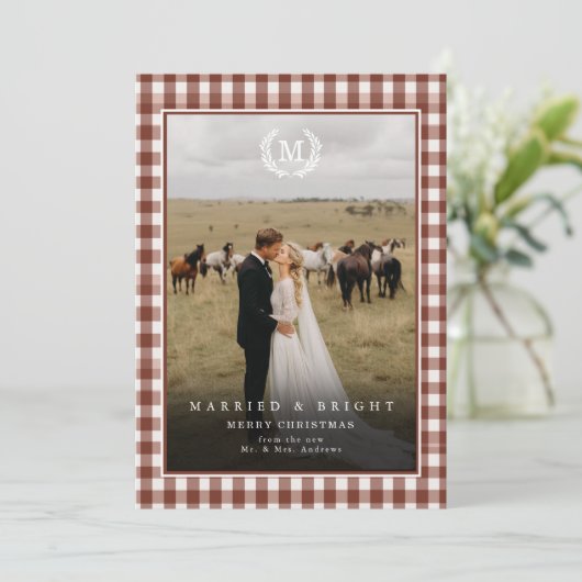 "Married & Bright" Gingham Monogram Crest 2 Photo Dankeskarte (Stehend Vorderseite)