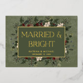 Married & Bright Winter Berries & Pine Green Folien Feiertagskarte (Vorderseite)