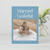 Married & Grateful Wedding Photo Denim Blue Dankeskarte (Stehend Vorderseite)