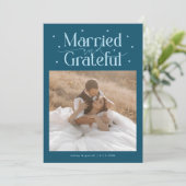 Married & Grateful Wedding Photo Teal Dankeskarte (Stehend Vorderseite)