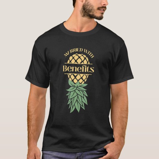 Married With Benefits Upside Down Pineapple Swinge T-Shirt (Vorderseite)
