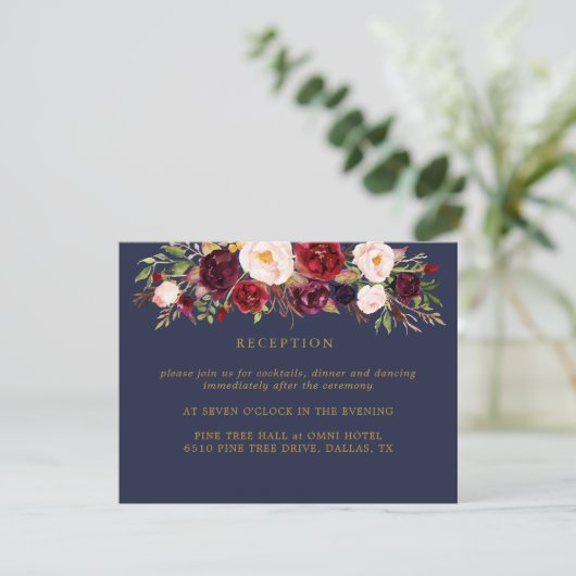 Marsala Burgundy Blume Hochzeitskarte RSVP Karte (Stehend Vorderseite)