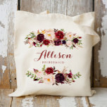Marsala burgundy Blumenbräu Bridesmaid Personalisi Tragetasche<br><div class="desc">Klicken Sie auf "Diese Vorlage personalisieren", um weitere Anpassungen vorzunehmen. Sie können die Größe des Schriftartes, die Farbe des Schriftartes und vieles mehr ändern! Karo in unserem Shop 1000 passende Artikel: Hochzeitstaschen, Totentaschen, Hochzeitstaschen, Blumentotentaschen, rustikale Blumensäcke, rustikale Totensäcke, Name, personalisierte Totentaschen, Einkaufstaschen, Brautparty, Duschgeschenktüten, Totensäcke, Hochzeitskartentaschen, Brautbeutel, Braut-Mutter, Mutter der...</div>