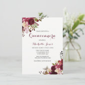 Marsala Burgundy Red Floral Spring Quinceanera Einladung (Stehend Vorderseite)