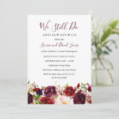 Marsala Burgundy Red Floral Wedding Vow Renewal Einladung (Stehend Vorderseite)