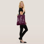 Marsala Burgundy Typografie Personalisiert Mrs. Tasche (Am Model)