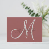Marsala Elegant Wedding RSVP Card mit Monogram Karte (Stehend Vorderseite)