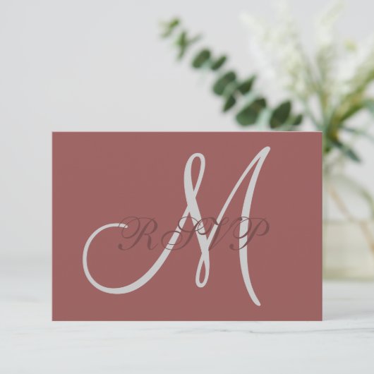 Marsala Elegant Wedding RSVP Card mit Monogram Karte (Stehend Vorderseite)