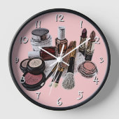 Marsala Pastel Pink Schönheitssalon Makeup Produkt Wanduhr (Vorderseite)
