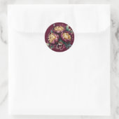 Marsala Red and Gold Peony mit Hochzeitsrennen Runder Aufkleber (Tasche)