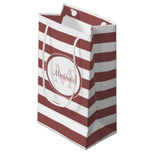 Marsala-roter Monogramm-Name und gestreiftes Muste Kleine Geschenktüte