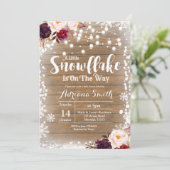 Marsala Schneeflocke ist auf dem Weg Babydusche Einladung (Stehend Vorderseite)