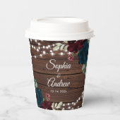 Marsala und Navy Rustic Wood Wedding Pappbecher (Vorderseite)