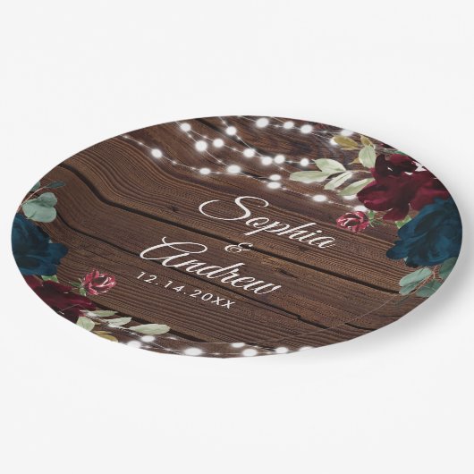 Marsala und Navy Rustic Wood Wedding Pappteller (Schrägansicht)