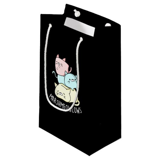 Marsh-meow Funny Cat Marshmallow Pun Dark BG Kleine Geschenktüte (Vorderseite Schrägansicht)