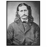 Marshal Wild Bill Hickok Old West Gunfighter Freistehende Fotoskulptur<br><div class="desc">James Butler Hickok, besser bekannt als Wild Bill, war eine legendäre Figur des amerikanischen Wilden Westens. Geboren in Illinois im Jahr 1837, wuchs er in einer Zeit rapider westlicher Expansion auf und sein Leben spiegelte den Geist des Abenteuers und der Gesetzlosigkeit dieser Zeit wider. - Hickok's Leben war ein Wirbelwind...</div>