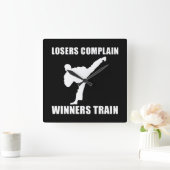 Martial Arts Winners Train Quadratische Wanduhr (Zuhause)