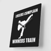 Martial Arts Winners Train Quadratische Wanduhr (Winkel)