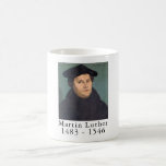 Martin Luther Coffee Tasse - Reformationsreihe<br><div class="desc">Feiern Sie das Erbe von Martin Luther mit dieser Tasse aus unserer Reformation Heroes Serie. Mit einer detaillierten Abbildung von Martin Luther ist diese Tasse perfekt für diejenigen, die die reiche Geschichte des reformierten Glaubens zu schätzen wissen. Ob Sie ein warmes Getränk genießen oder es als Sake darstellen, diese Tasse...</div>