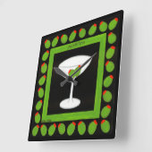 Martini Retro Drink Grüne Oliven auf schwarz Quadratische Wanduhr (Winkel)