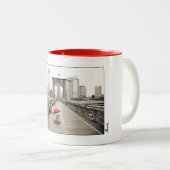 Marty Mouse auf der Brooklyn Bridge Tasse - Red (VorderseiteRechts)