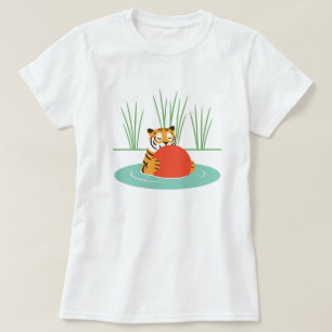 Maruay der gerettete Tiger im See mit Ball T-Shirt