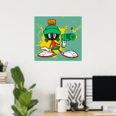 Marvin mit Gun Poster (Heimbüro)